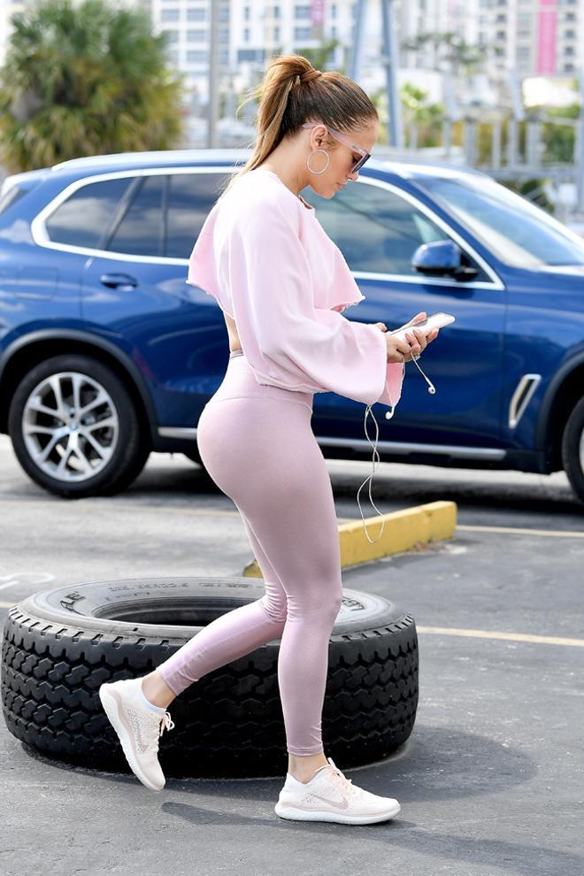 Jennifer Lopez, con look deportivo por las calles de Miami