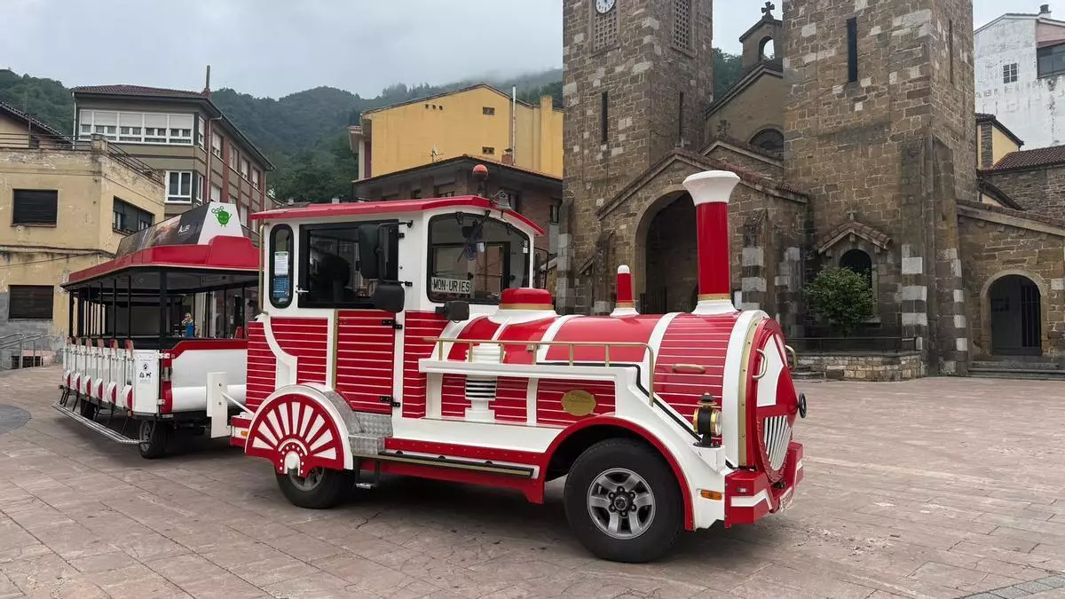 La máquina pita y anda en Aller: arranca el gran atractivo de verano en el municipio, el tren turístico