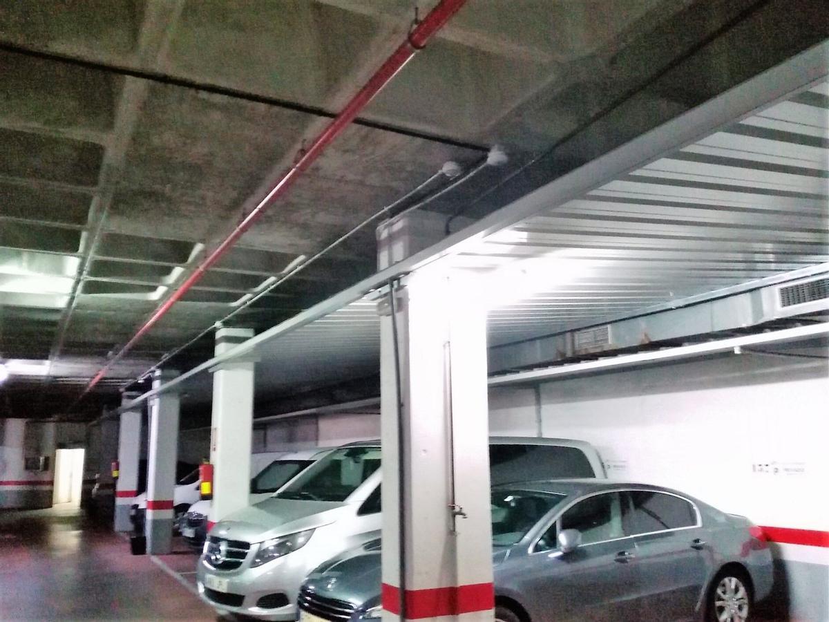 ESTRUCTURA EN EL TECHO PARA PROTEGER LOS VEHICULOS DE LAS GOTERAS EN EL APARCAMIENTO SUBTERRANEO PRIVADO DE LA PLAZA DE GALICIA EN O BURGO (CULLEREDO) DONDE SE PRODUCEN FILTRACIONES DE AGUA DESDE LA SUPERFICIE AJARDINA. GARAJE. INCORRECTA PERMEABILIZACION