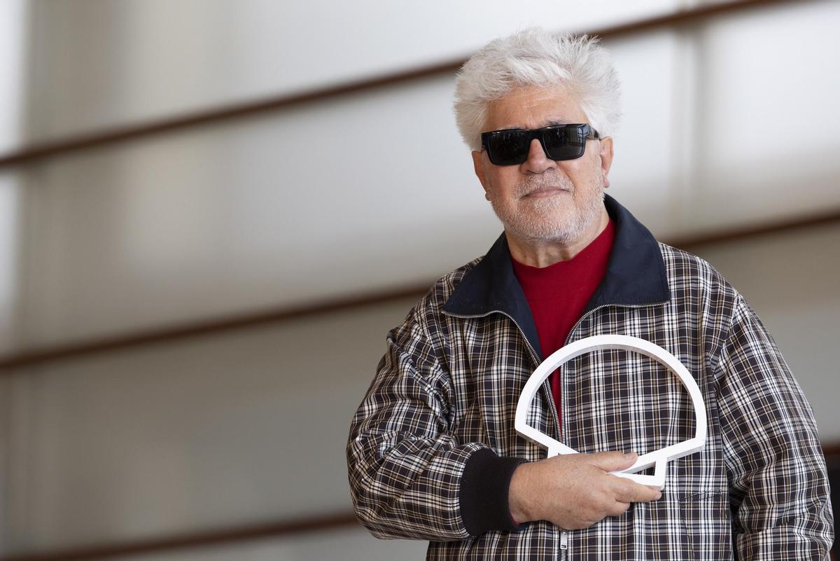 El director Pedro Almodóvar, posa tras la proyección de su película 'La habitación de al lado', en el Festival de Cine de San Sebastián donde esta noche recibirá el Premio Donostia.