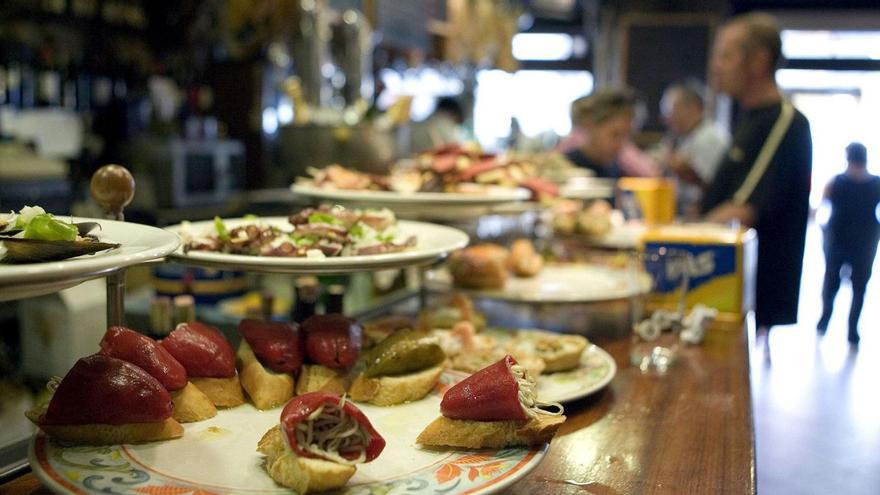 Pinchos en la barra de un bar. | J. E.