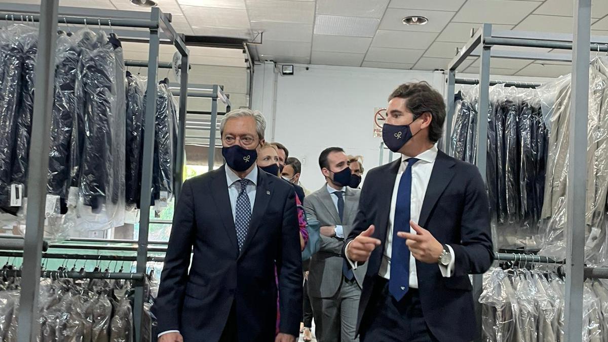 El Consejero de Transformación Económica, Rogelio Velasco, en su visita a Silbón, a la inauguración de sus nuevas instalaciones en julio de este año.