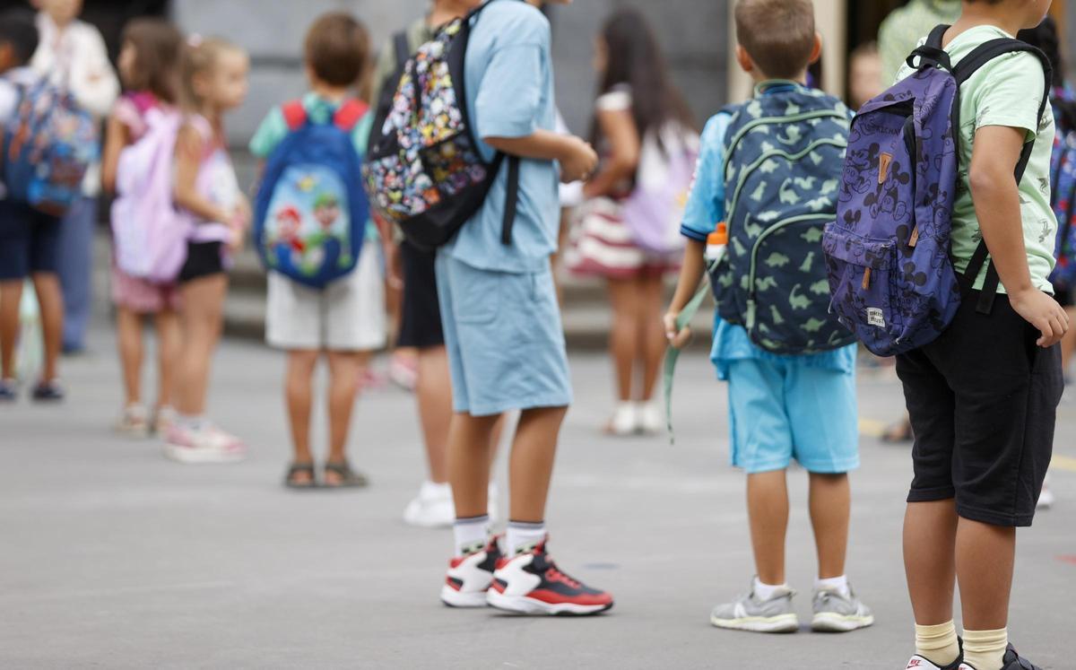 Alumnos a la salida del colegio.