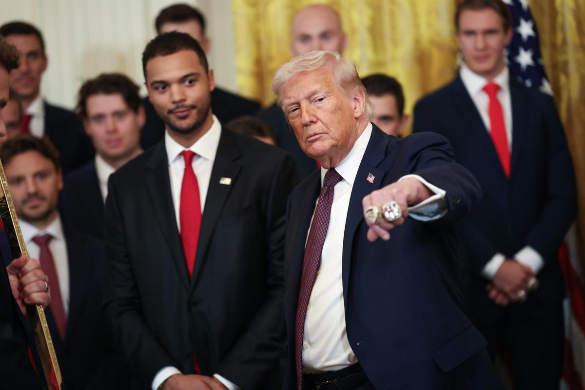 Donald Trump enseña los anillos de campeones de las Panteras de Florida.