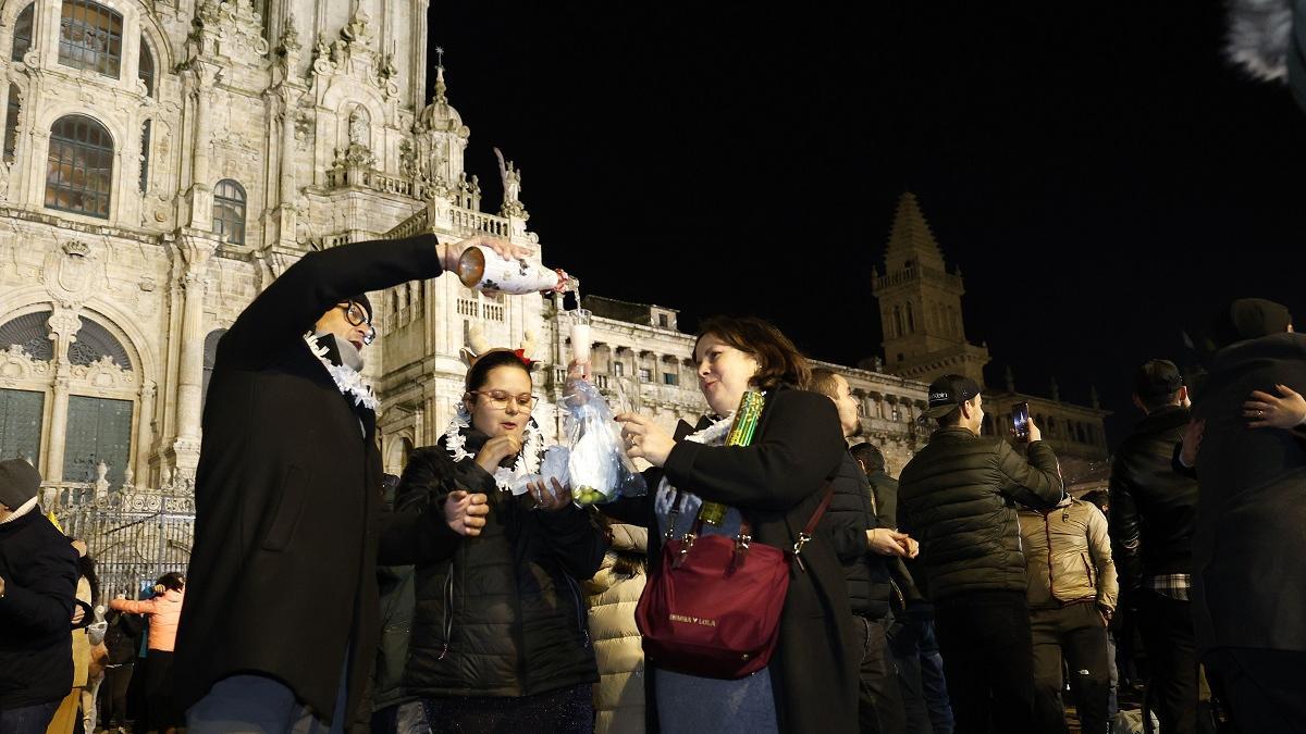 Tomar as uvas no Obradoiro ao son das badaladas da Berenguela, baile, música e maquillaxe de festa para a cativada, foi unha das propostas para recibir o aninovo na cidade