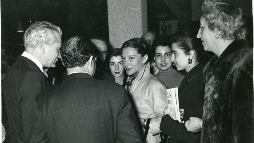 María Casares con Virxinia Pereira, viuva de Castelao, e un grupo de mozas en Buenos Aires (1957), nunha xira. 