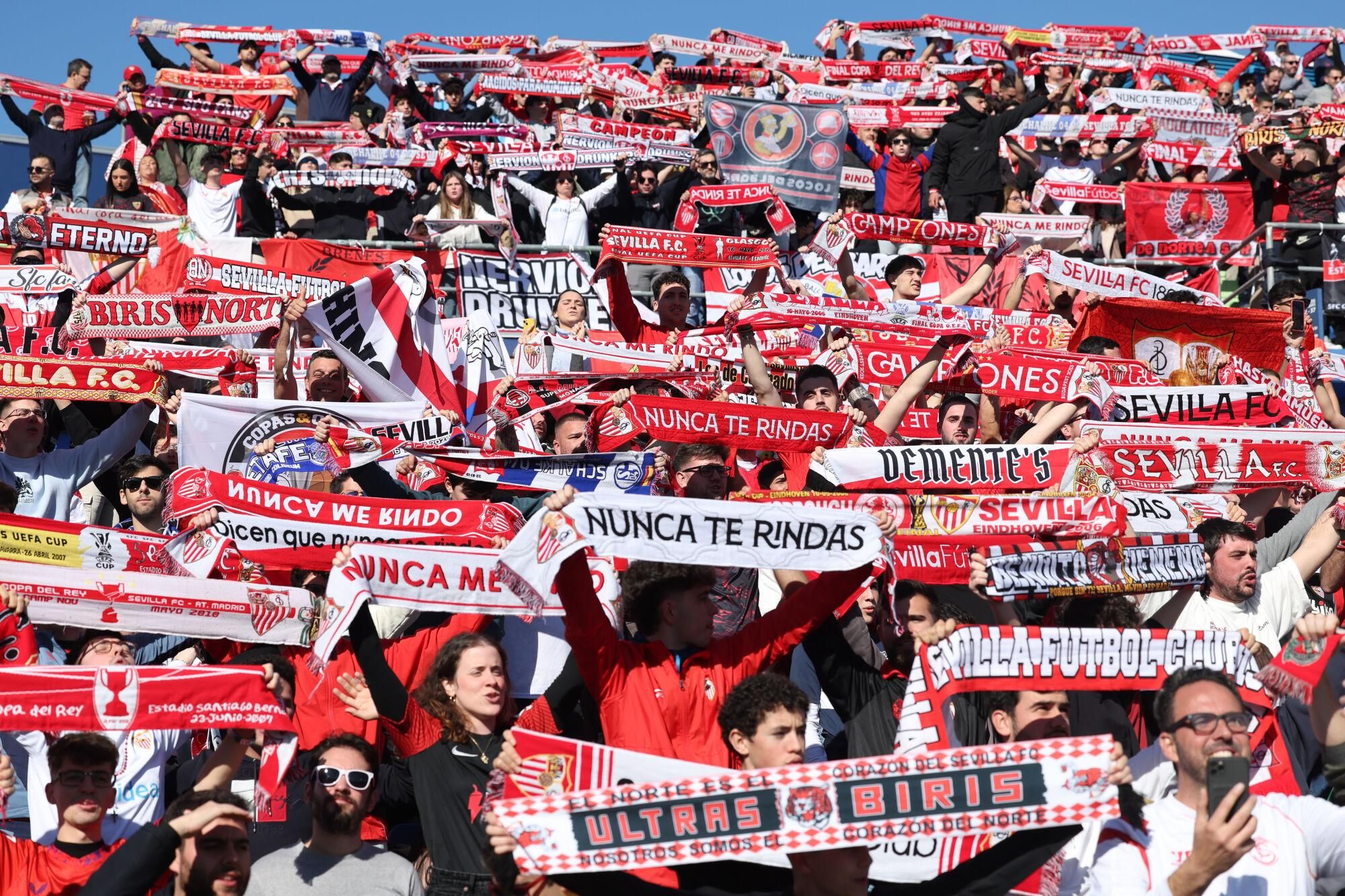 GETAFE (MADRID), 01/02/2025.- Aficionados del Sevilla durante el partido de LaLiga que enfrenta al Getafe contra el Sevilla este sábado en el Coliseum en Getafe. EFE/ Kiko Huesca