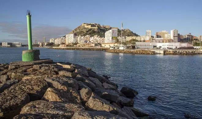 El Ayuntamiento apoya a Costas para recuperar para el uso ciudadano el terreno de la antigua "Isla Marina"