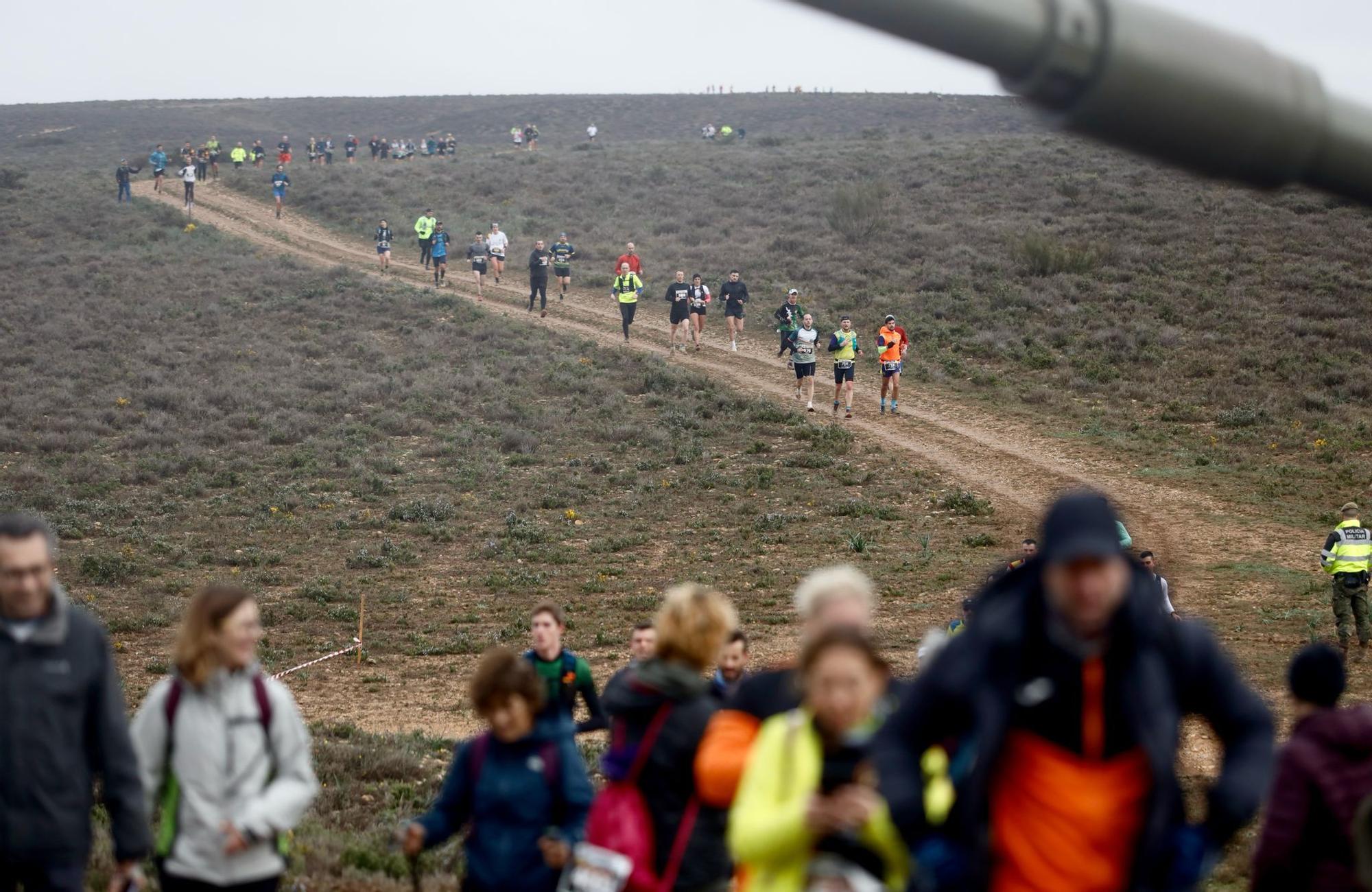 En imágenes | La lluvia no desanima a los participantes de la Carrera del Ebro