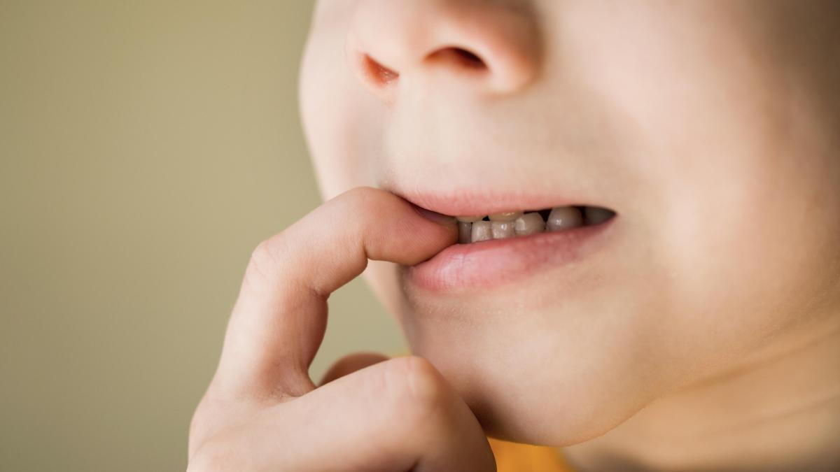 Niño mordiéndose las uñas