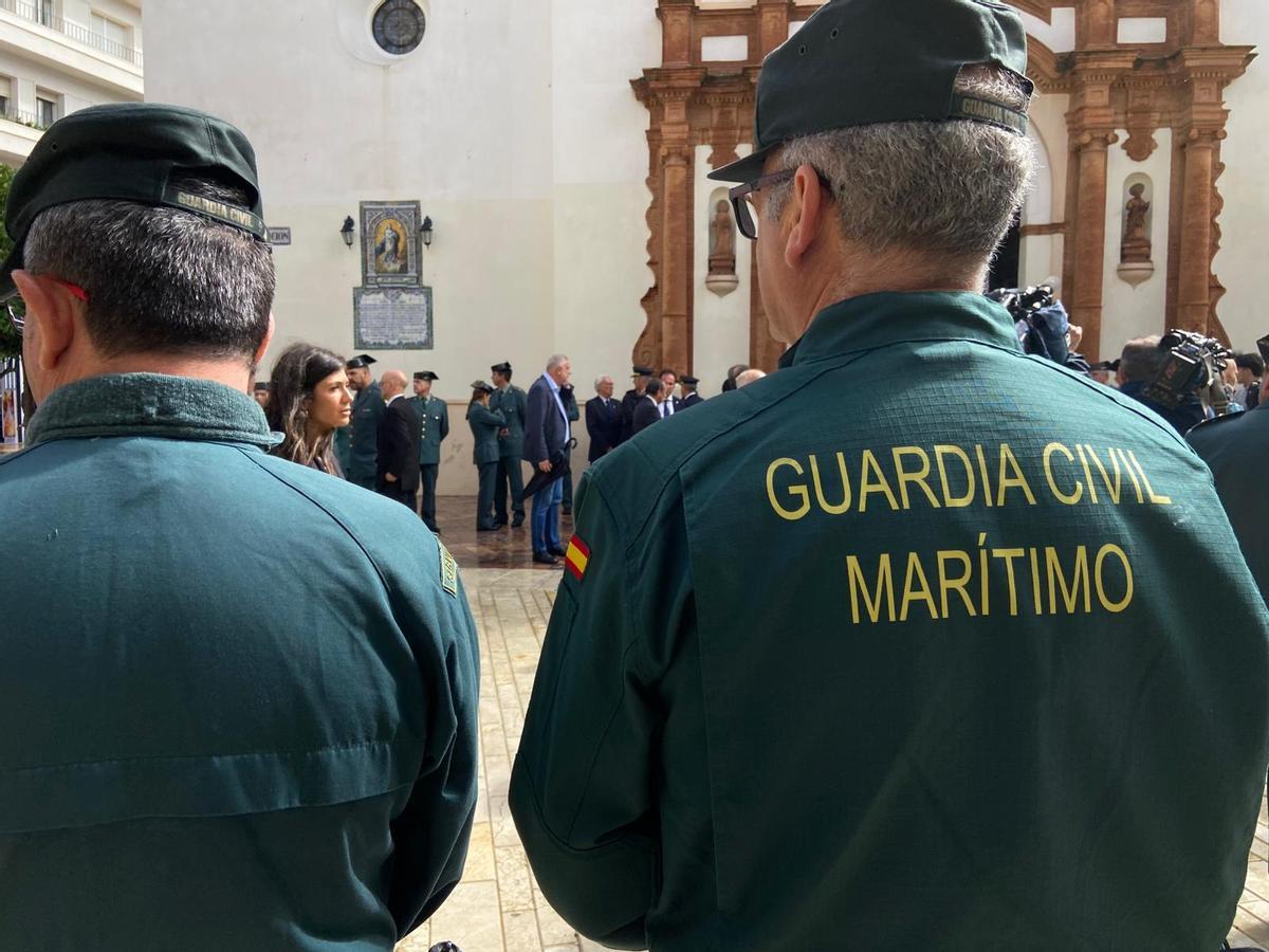 Compañeros de los Guardia Civiles fallecidos esperan en la Iglesia de la Concepción en Huelva, donde tiene prevista la misa funeral.