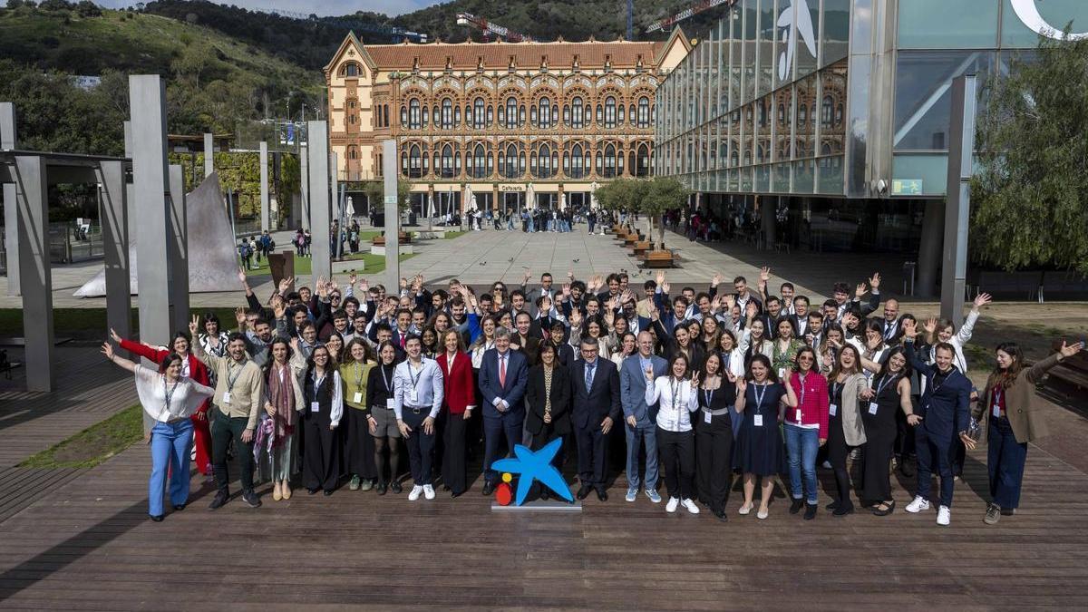 Foto de familia de las becas de la Fundación La Caixa.