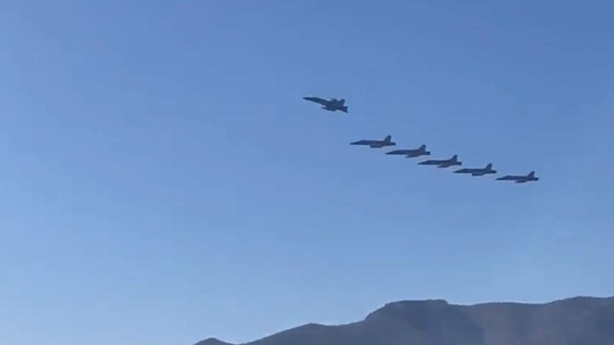 Seis cazas F-18 vuelan en formación sobre el Aeropuerto de Málaga.