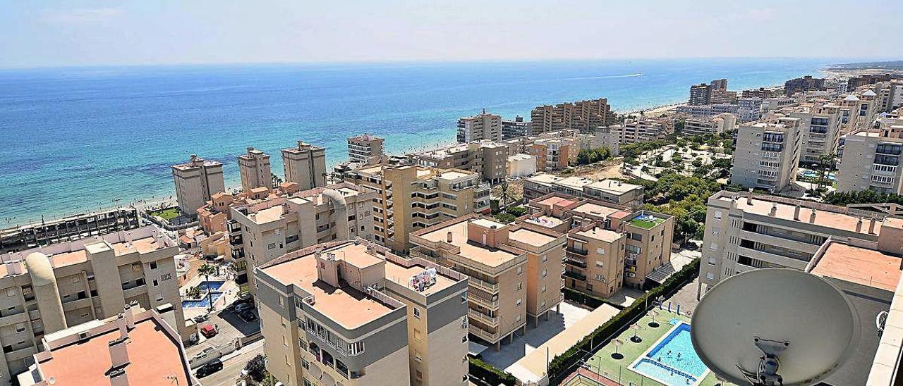 Una panorámica de los bloques de apartamentos en Arenales del Sol.