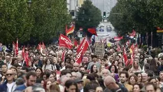 "La vivienda se defiende gobierne quien gobierne": el grito por una vivienda digna llena Oviedo y desemboca en un llamamiento a la huelga general