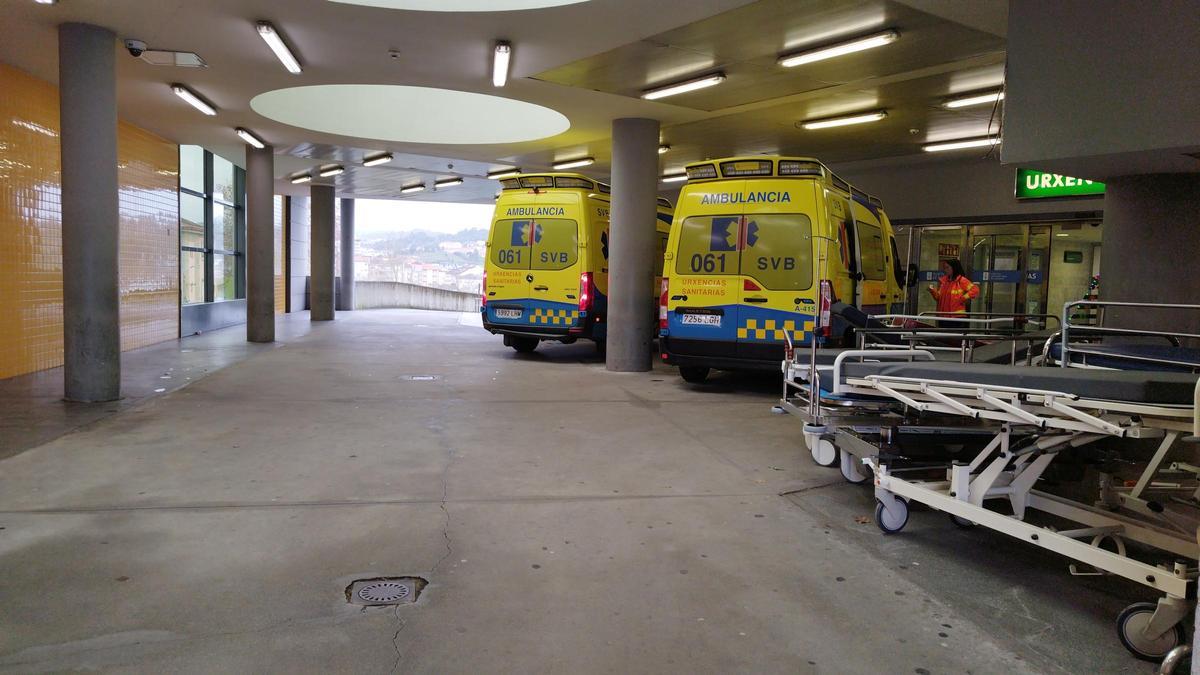 Ambulancias en el exterior de las Urgencias del CHUO.
