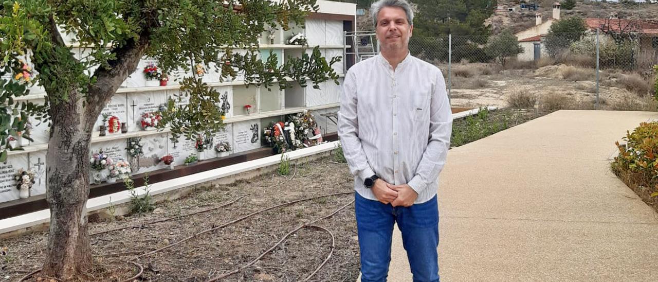 El edil de cementerio Eduardo Ferrer en el camposanto.