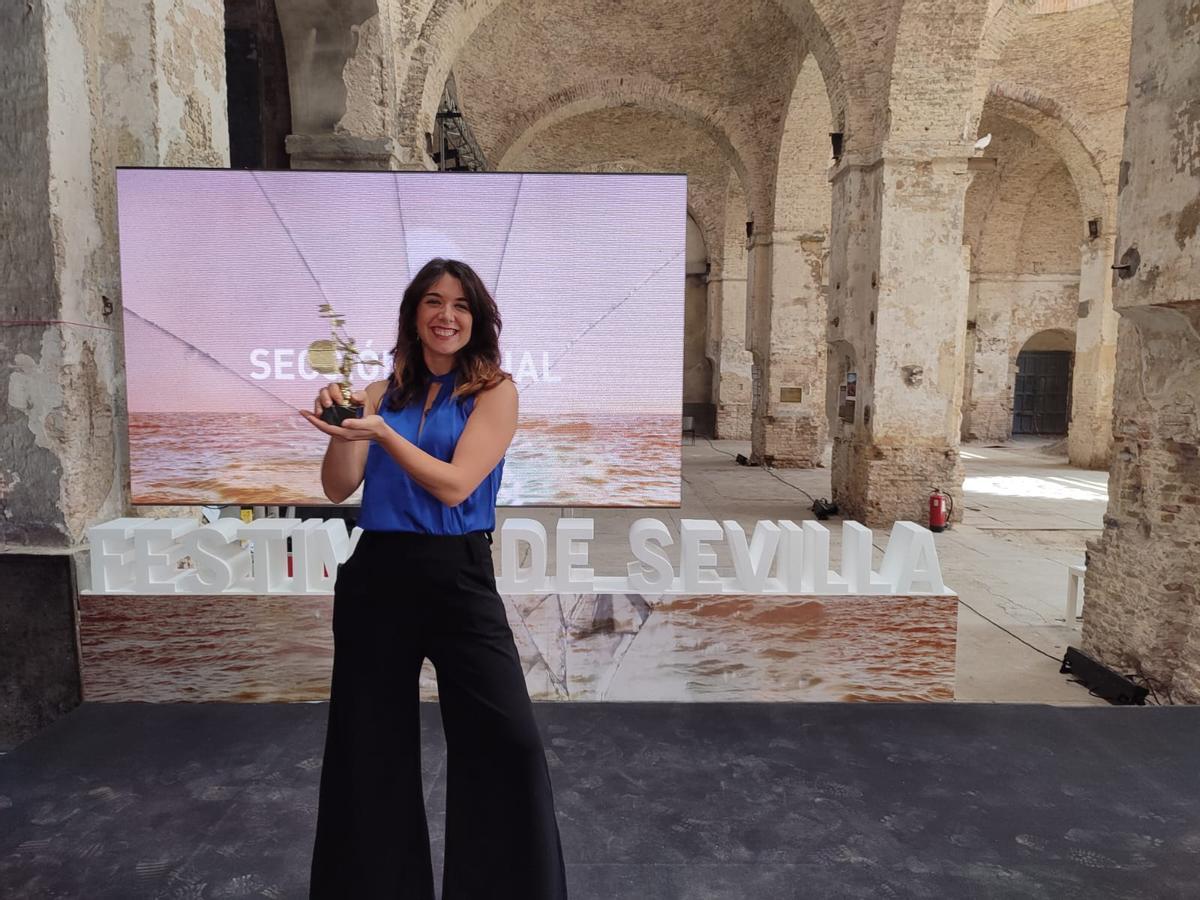 La cineasta jerezana Paula Romero con el Premio del Festival de Cine de Sevilla