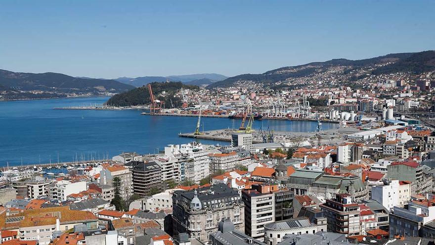 El muelle de contenedores y el Monte de A Guía, al fondo