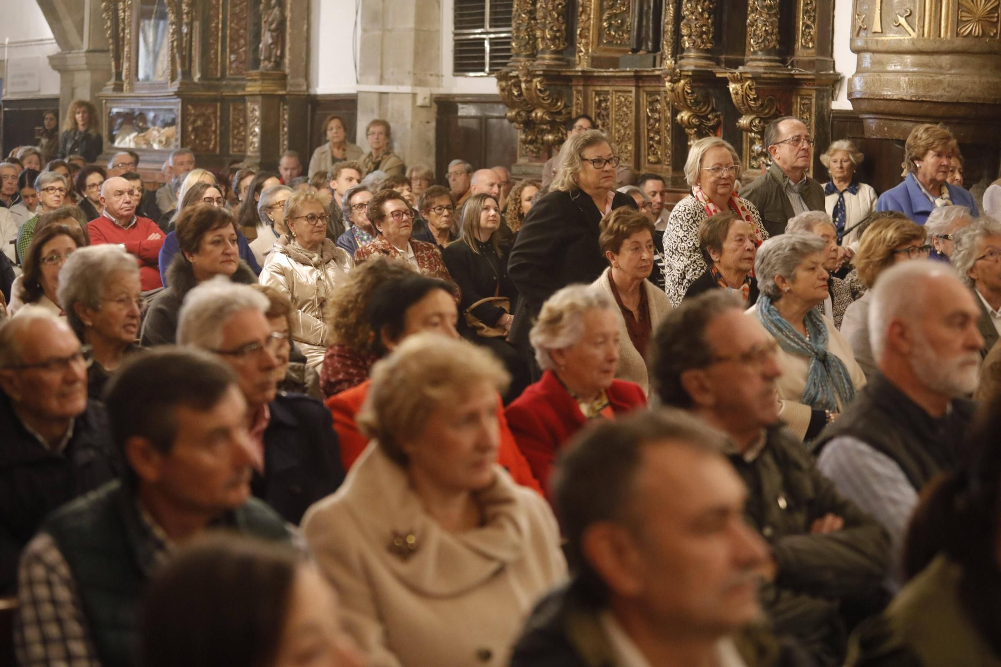 El cardenal Ángel Fernández Artime oficia la primera misa cardenalicia de Gozón en el día de Todos los Santos en la parroquia de Santa María de Luanco