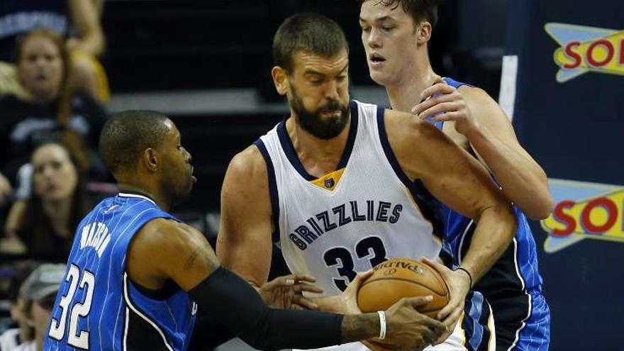 Marc Gasol, acosado por Watson y Zimmerman, de los Magic.