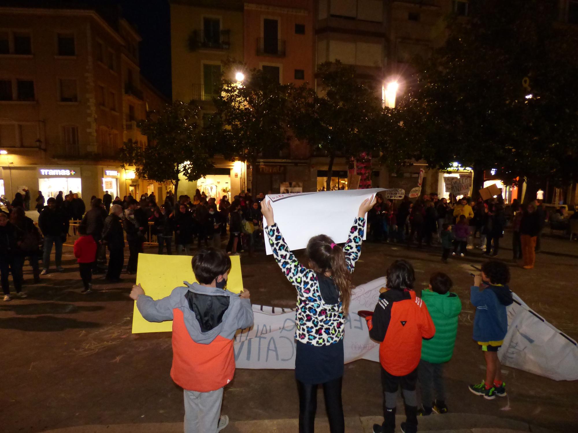 Famílies protesten amb cassoles i xiulets a la plaça de l'Ajuntament de Figueres per defensar el català