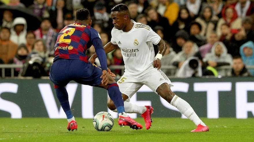 Vinicius intenta desbordar a Semedo durante el clásico del domingo en el Bernabéu. // Rodrigo Jiménez