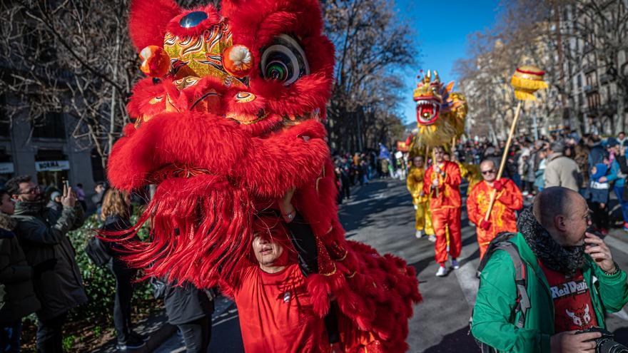 Barcelona da la bienvenida al Año Nuevo Chino con un desfile de dragones