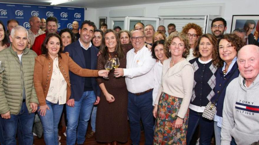 Los presentes durante el tradicional brindis. |