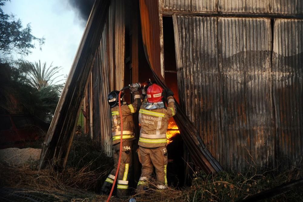 Arde una tienda de neumáticos en Murcia