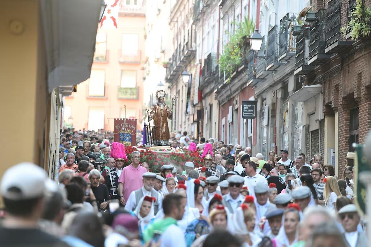 Tradicional procesión de San Lorenzo por las calles mas castizas de Madrid