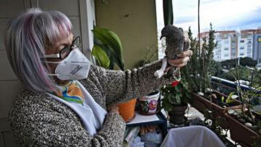 Vecina, con su paloma. | TORTAJADAC