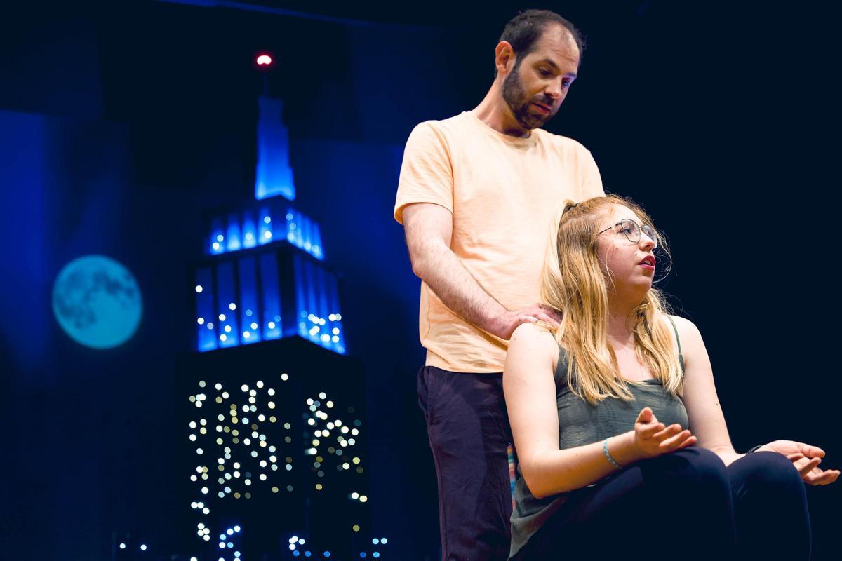 Jordi Araz i Ares Rosell, en una escena de l’obra, amb la imatge de l’Empire State Building en segon terme