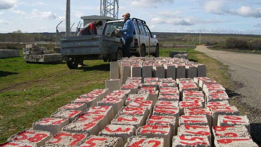 Mojones para el replanteo de fincas en la concentración parcelaria de Ayoó de Vidriales. Imagen de 2011.