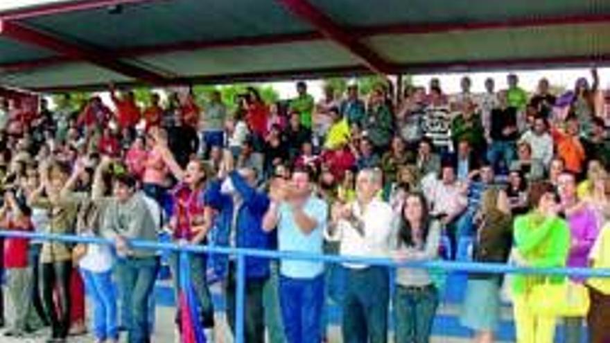 Montehermoso festeja su llegada a Tercera División