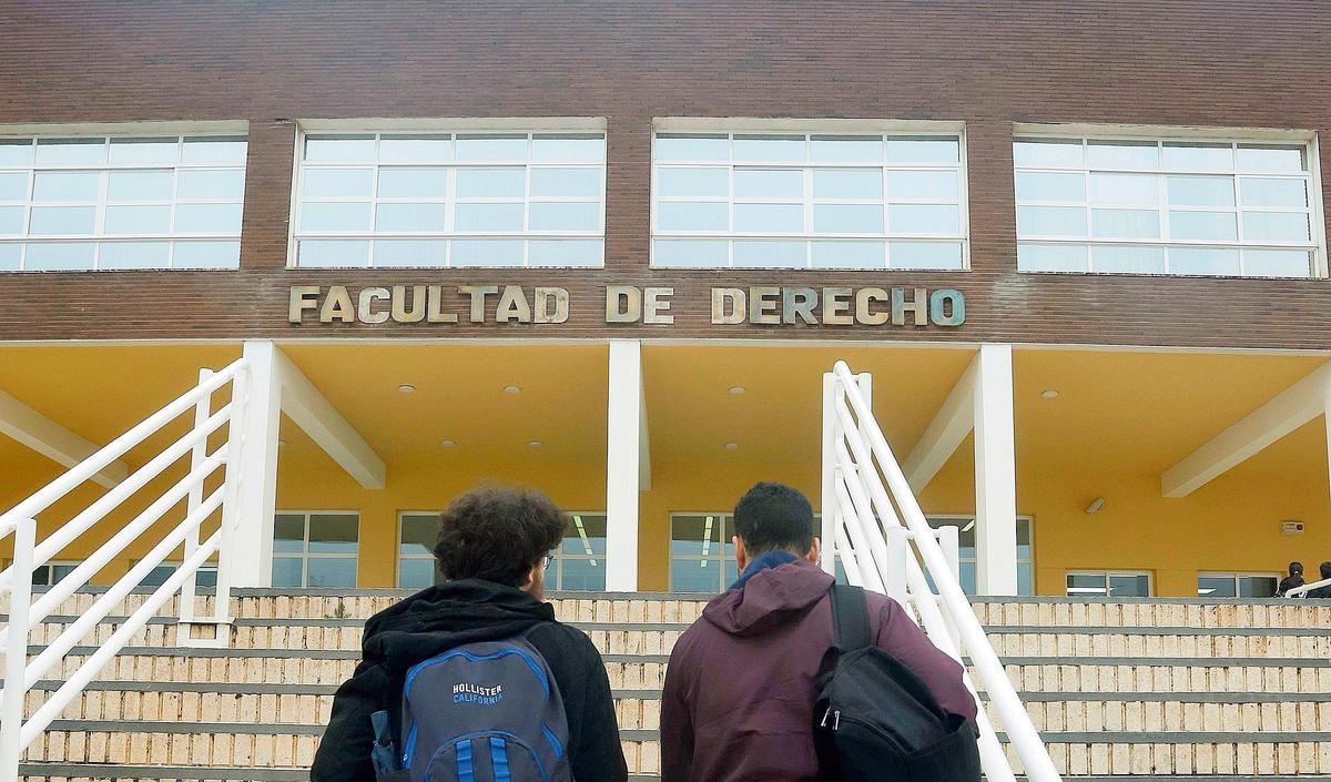 Dos estudiantes, a su llegada en la Facultad de Derecho en Teatinos.