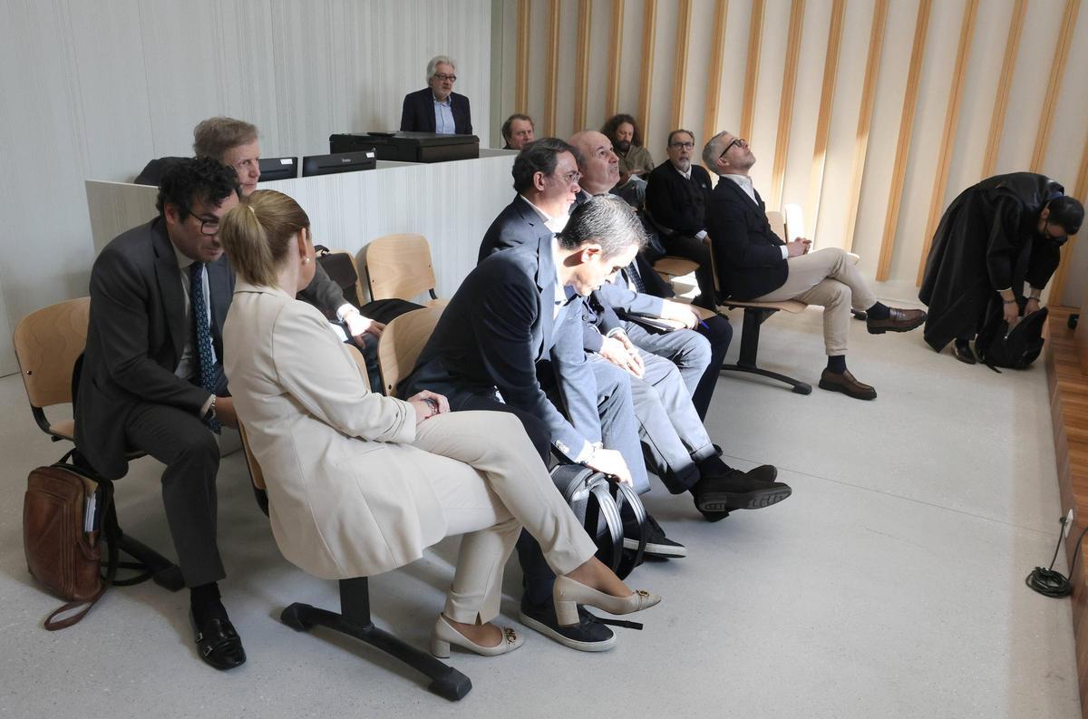 Inicio de la vista oral; en la fila delantera, Marián Mouriño, Miguel Álvarez, Antón Álvarez y José Manuel Amoedo; al otro lado del pasillo, José Gainzarain