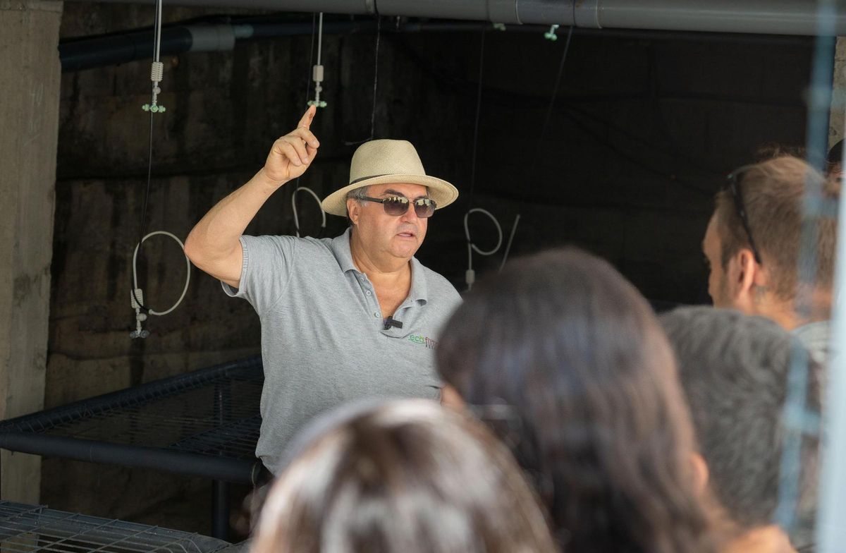 Rubén Piñero en una de las visitas guiadas por su finca.