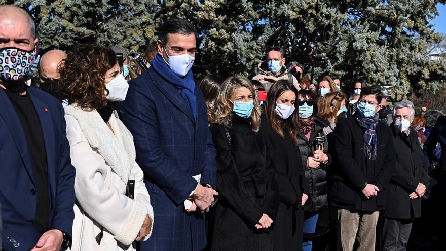 El presidente del Gobierno, Pedro Sánchez (3i); el secretario general de CCOO, Unai Sordo (i); la ministra de Hacienda, María Jesús Montero (2i); la vicepresidenta segunda del Gobierno, Yolanda Díaz (2d), y la ministra Irene Montero.