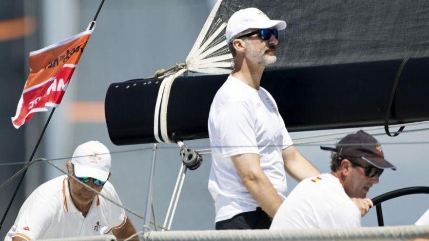 El Rey sale a navegar en Palma en vísperas del comienzo de la Copa de vela