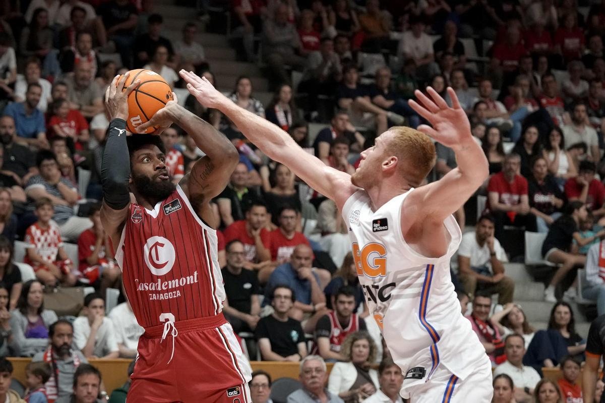 Wright-Foreman lanza un triple en el encuentro frente al Bàsquet Girona.