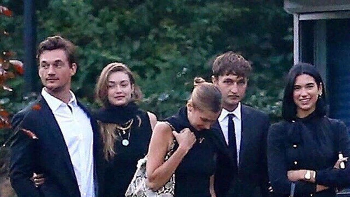 Gigi Hadid es acompañada por Tyler Cameron, Bella Hadid, Anwar Hadid y Dua Lipa en Rotterdam, asistiendo al funeral de la abuela materna de los Hadid