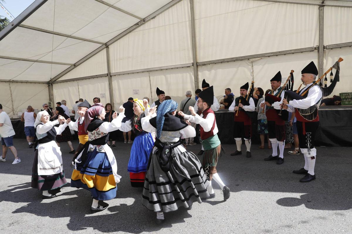 Santullano dice adiós a las fiestas de Santa Filomena con el reparto de 4.200 bollos preñaos en Oviedo, en imágenes