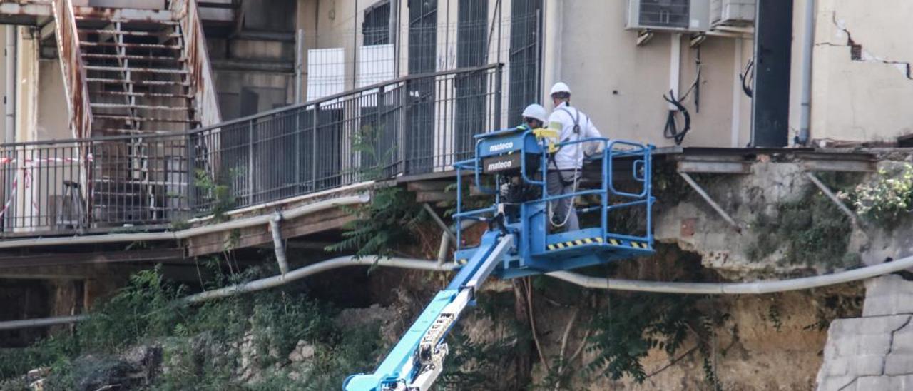 Imagen de la actual reparación de la ladera de las filaes, donde se produjo un desprendimiento.