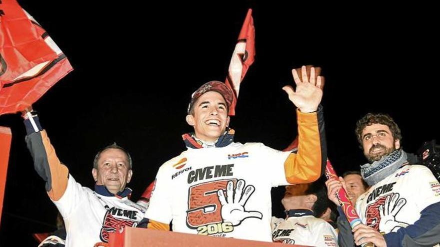 Cervera surt al carrer per celebrar el cinquè títol de Marc Márquez