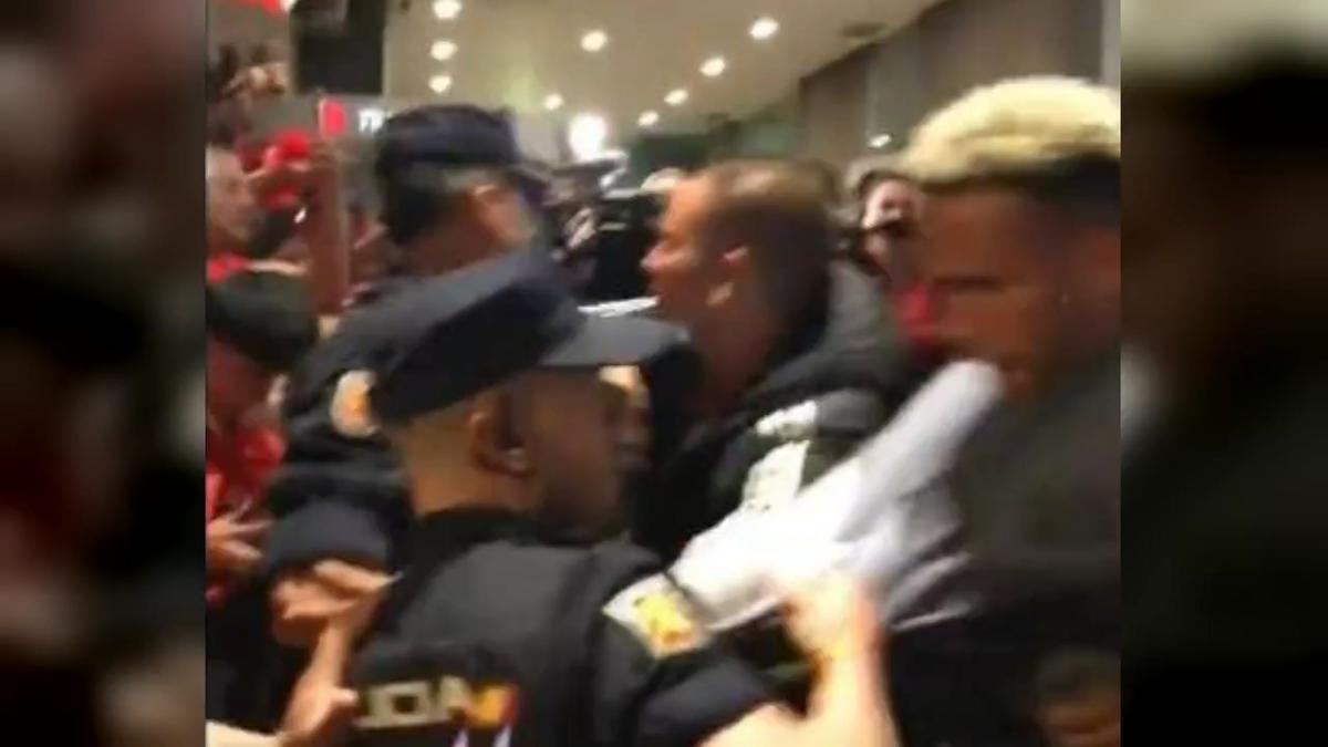 Pelea entre la Policía y jugadores de la selección peruana de fútbol fuera de un hotel de Madrid.