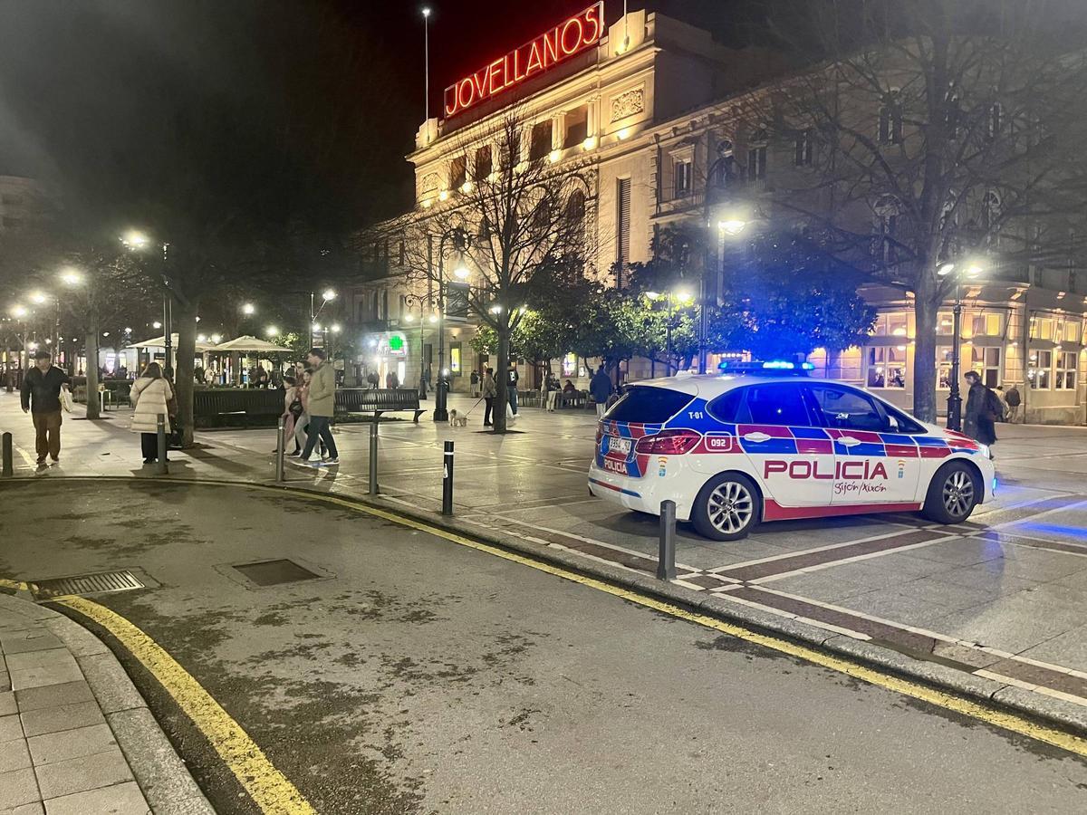 Una patrulla de la Policía Local de Gijón en el Paseo de Begoña.
