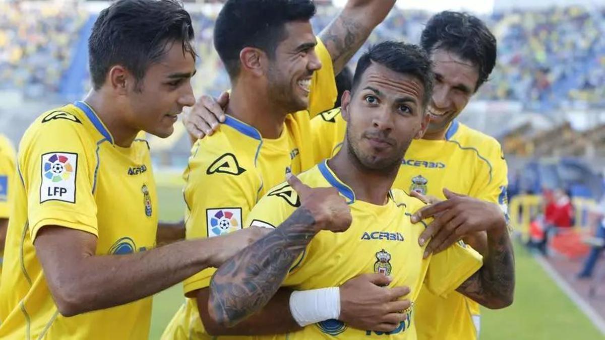 Viera festeja un tanto en la 14-15, junto a Aythami Artiles, Simón y Valerón.