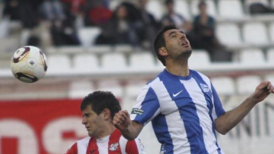 El rojiblanco Dani Mateos intenta despejar el balón ante el acoso del vitoriano Salcedo.