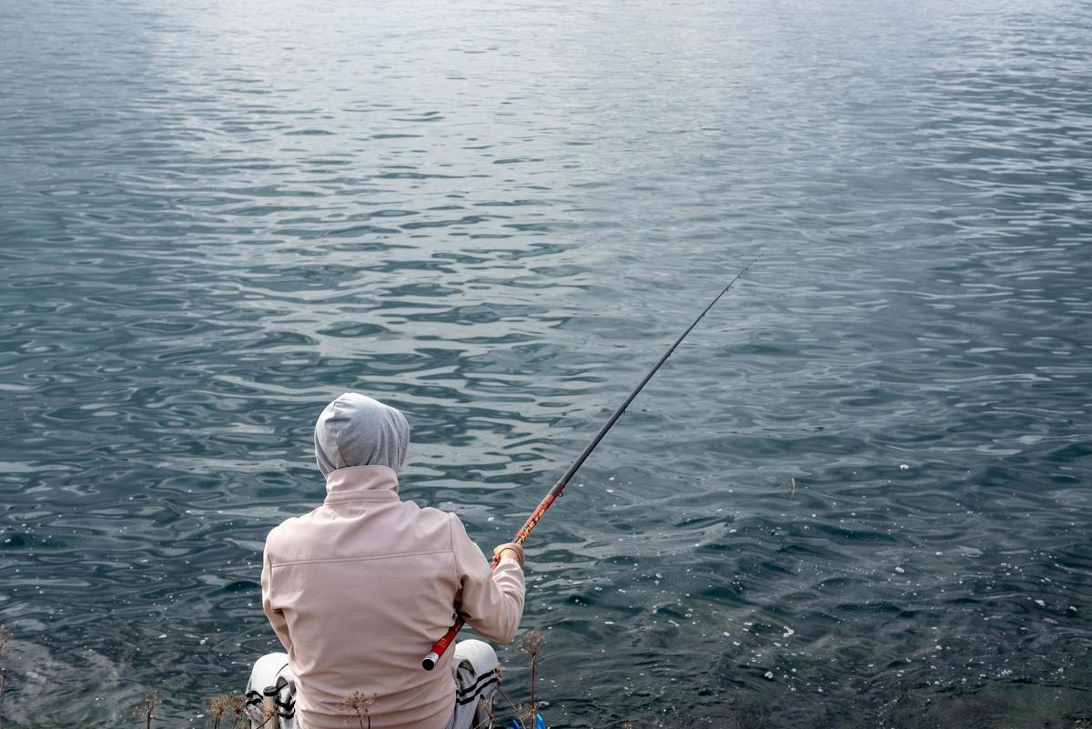 Competición de pesca en el dique de abrigo